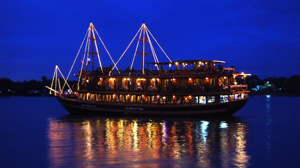 Water puppet show dinner on boat in Saigon